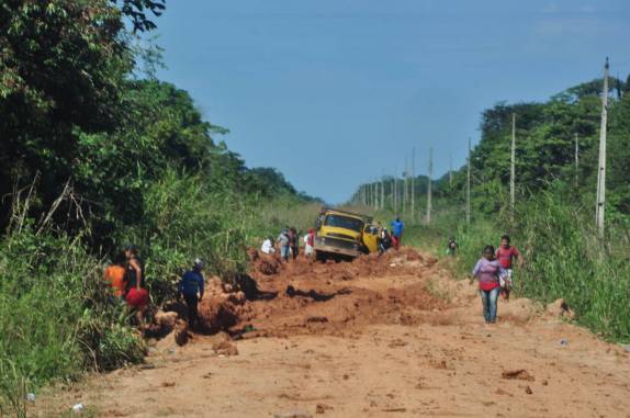 caminhão atolado bloqueia a estrada, logo depois da cidade de Humaitá. Uma hora de trabalho e muita força da Fiona para tirá-lo de lá (BR-319, estrada que liga Manaus à Porto Velho, em Rondônia)